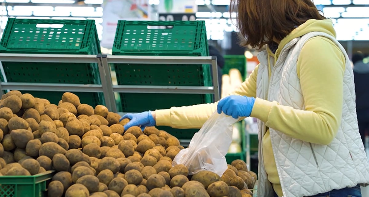 California prohíbe el uso de bolsas de plástico en supermercados
