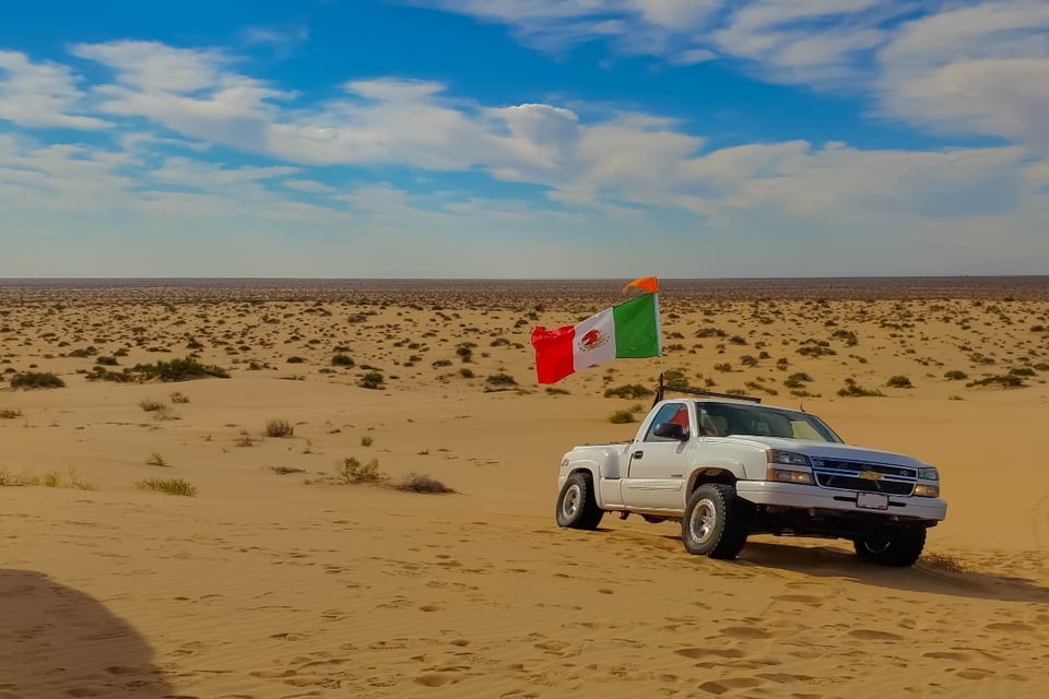 Familia de mexicano en Estados Unidos le exige que quite la bandera de México de su camioneta