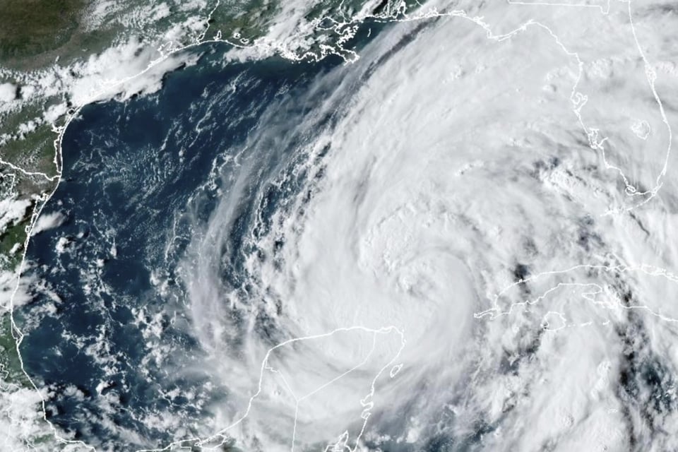 Cierran aeropuertos, escuelas y oficinas en Florida ante la llegada del huracán Helene