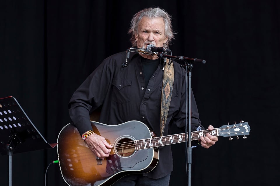 El cantante, compositor y actor Kris Kristofferson muere a los 88 años de edad