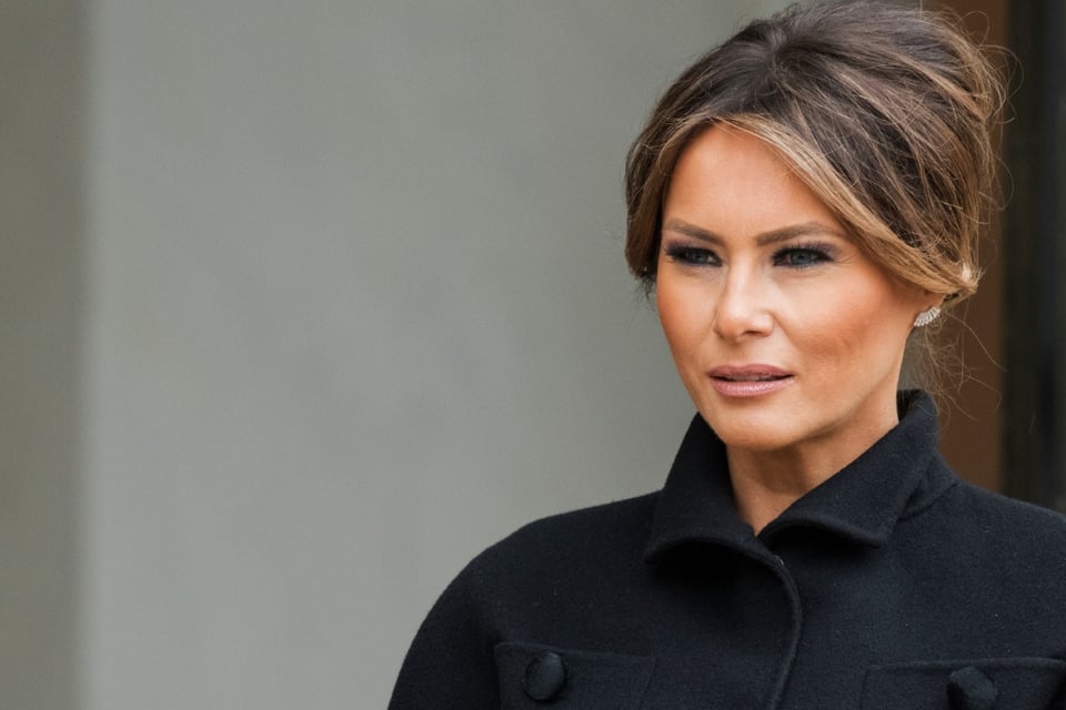 Melania Trump's Official Portrait, White House Melania Trump, Regine Mahaux Official Photography, Black and Black Portrait Melania, Yellow Oval Sala Blanca Casa, Mundonow