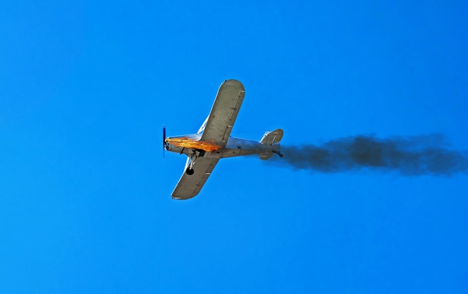 Avión se estrella en campo de golf de EEUU. confirman saldo mortal