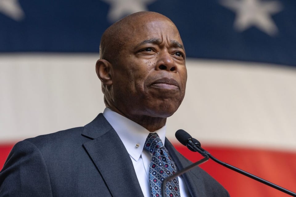 Alcalde de Nueva York, Eric Adams, Acusado de Soborno y Fraude