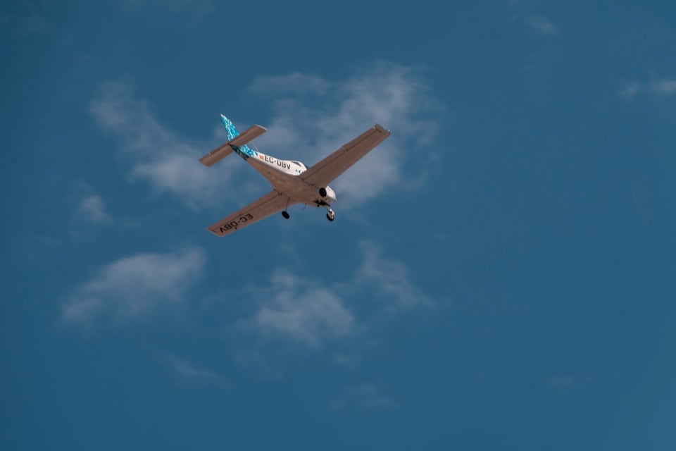 Avión se estrella en zona residencial de EEUU y provoca incendio
