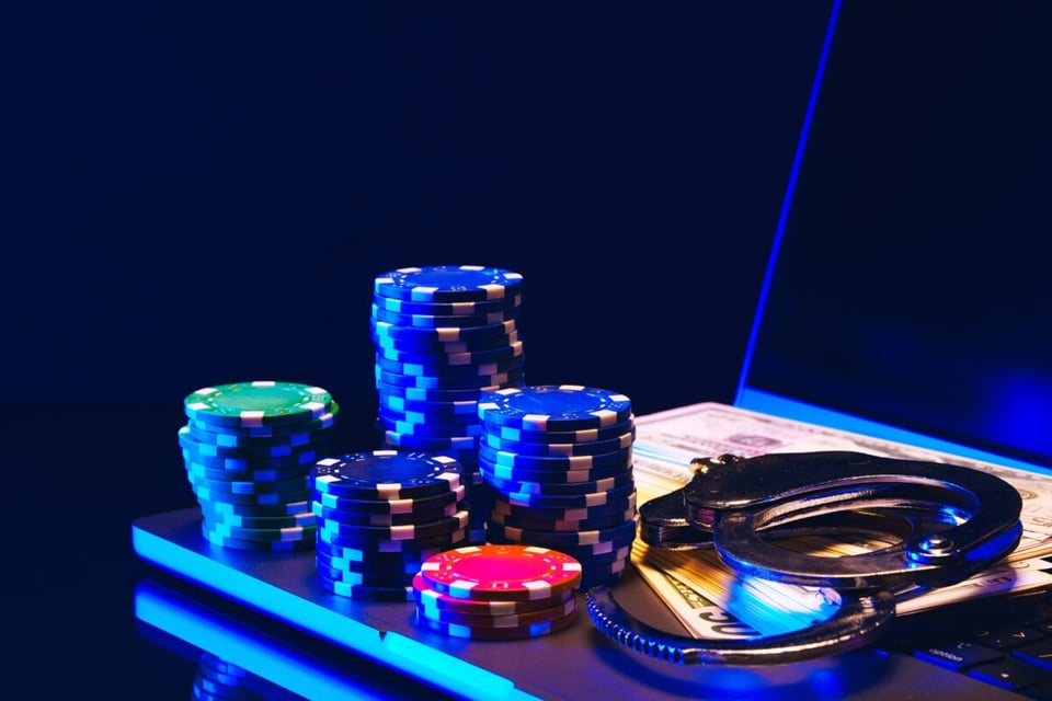 Woman steals $40K from man, casino, Las Vegas