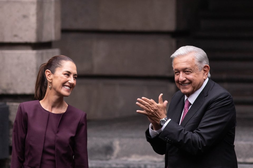 Hombre burla la seguridad y se va contra el presidente López Obrador y Claudia Sheinbaum