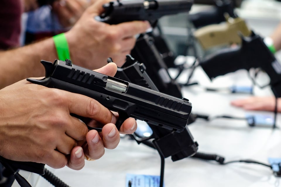 Tiroteo en tienda de armas: un muerto y oficiales heridos