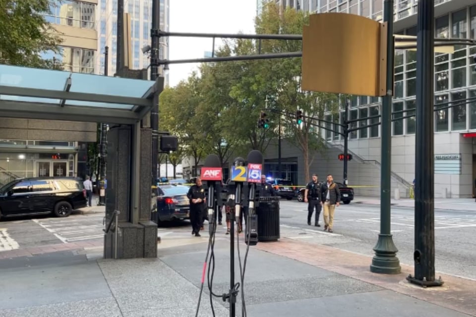 Hombre con máscara de Halloween se atrinchera en un Four Seasons de Atlanta
