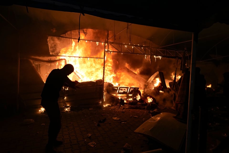 Ataque desata infierno en patio de hospital en Gaza
