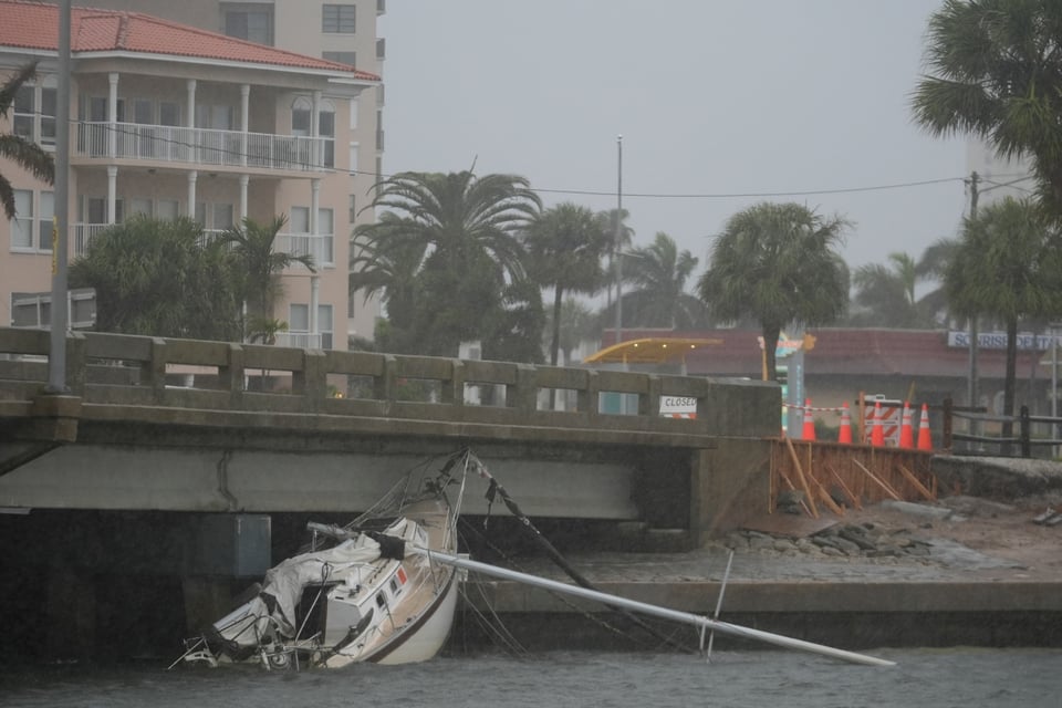 Tornado provocado por Milton deja múltiples víctimas