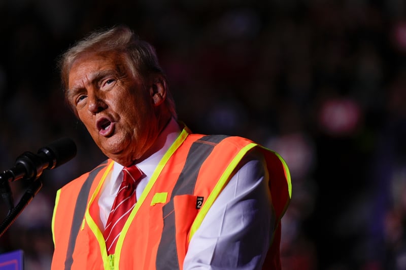 Donald Trump, Joe Biden, Kamala Harris, camión de basura, mitin, elecciones 2024, Estados Unidos, Efe, seguidores de Trump, Puerto Rico, comentarios ofensivos, MundoNOW, garbage truck, rally, Donald Trump Mocks Again