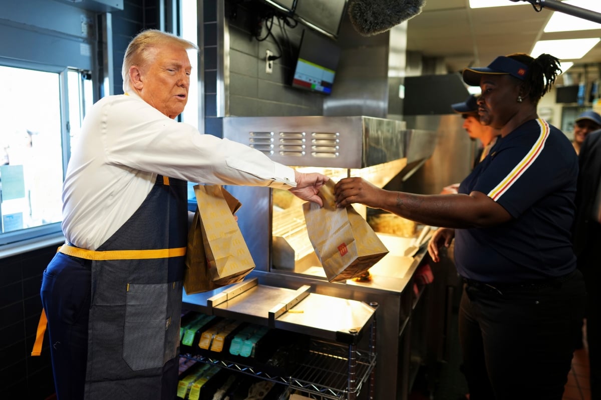 Donald Trump, McDonald's, campaña presidencial, Kamala Harris, elecciones 2024, Feasterville-Trevose, Pensilvania, MundoNOW. Trump serves fries at McDonald's