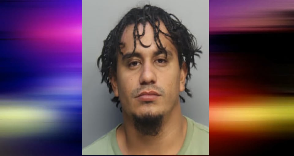 Hombre arrestado en Miami por estrangular a su hijastro en un hotel