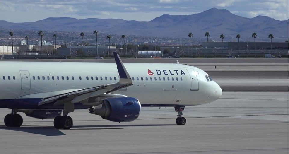 Se incendia motor de avión de Delta Airlines en pleno despegue en Las Vegas