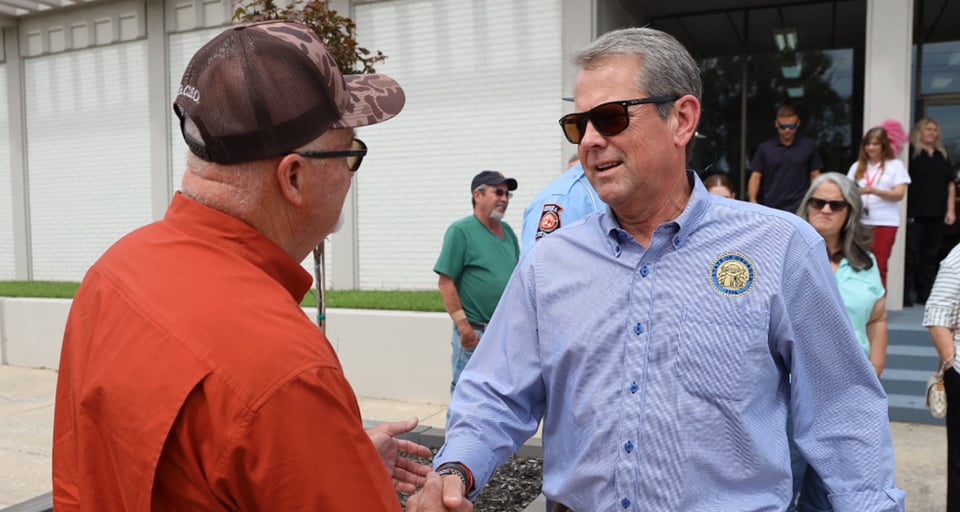 Gobernador de Georgia Brian Kemp suspende impuesto gasolina tras Huracán Helene