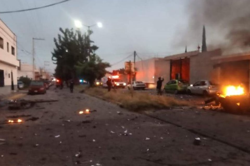 Estalla coche bomba en la Secretaría de Seguridad en Guanajuato