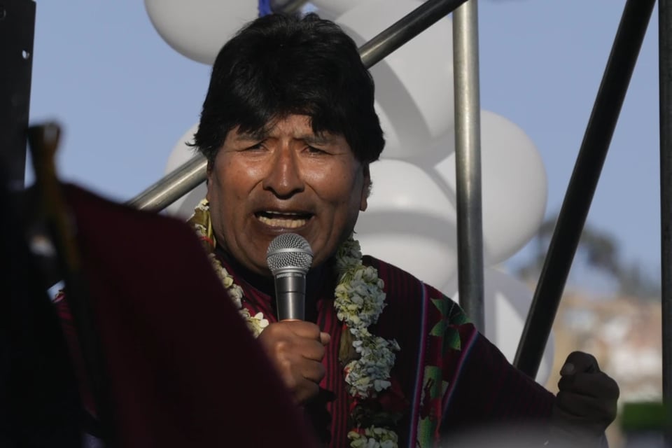 Reportan atentado contra Evo Morales, ex presidente de Bolivia, su auto fue baleado