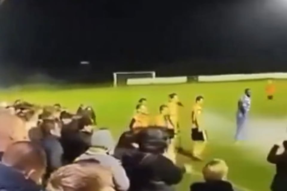 Futbolista intenta sacar petardo de la cancha y le explota: pierde 3 dedos