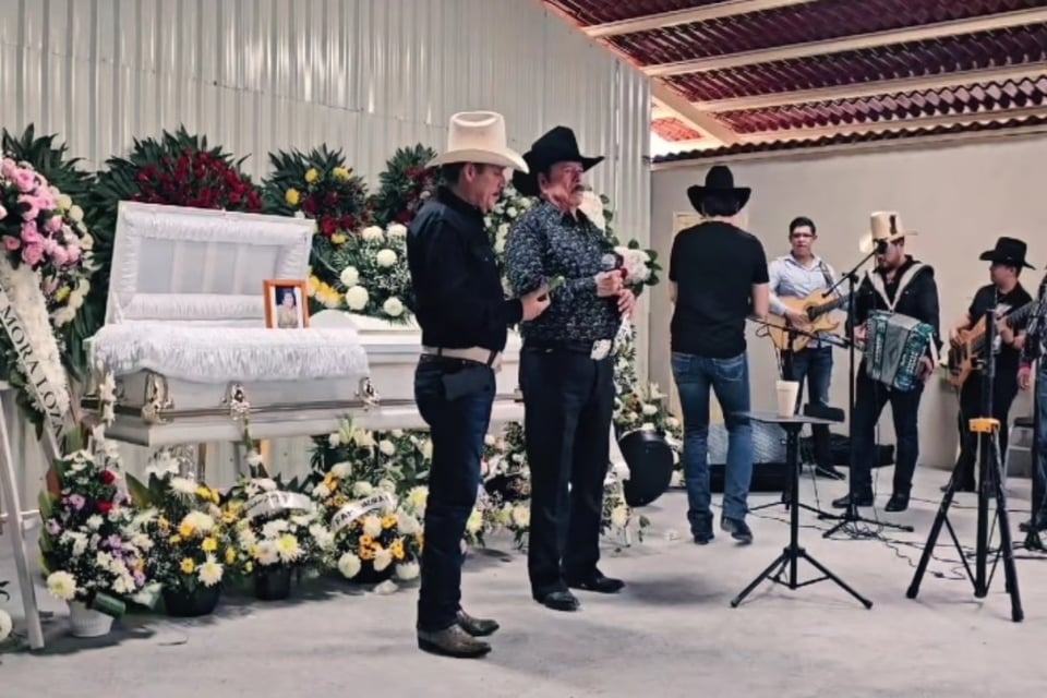 Lalo Mora le da el último adiós a su hermana haciendo lo inesperado