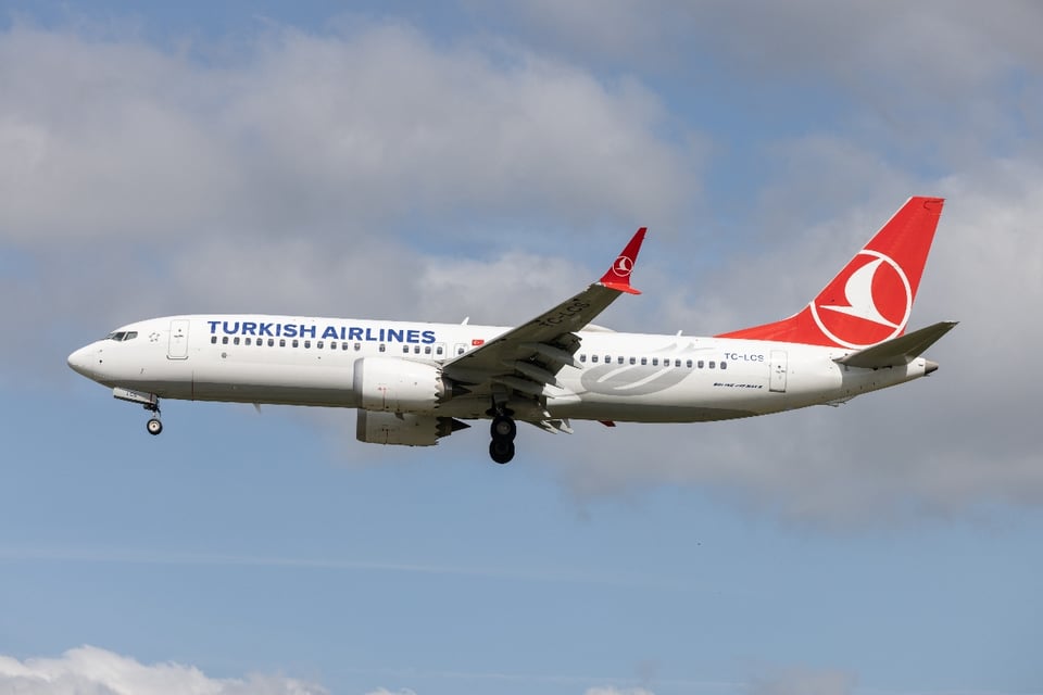 Piloto de avión fallece en pleno vuelo en EEUU: aterrizan de emergencia