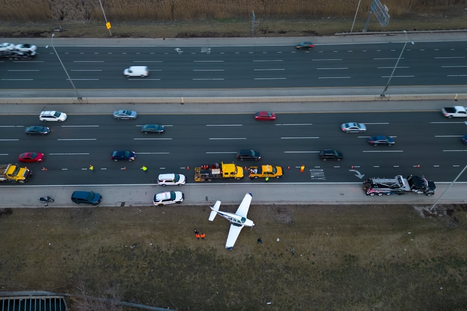 Avioneta se estrella en pleno freeway de EEUU y confirman saldo