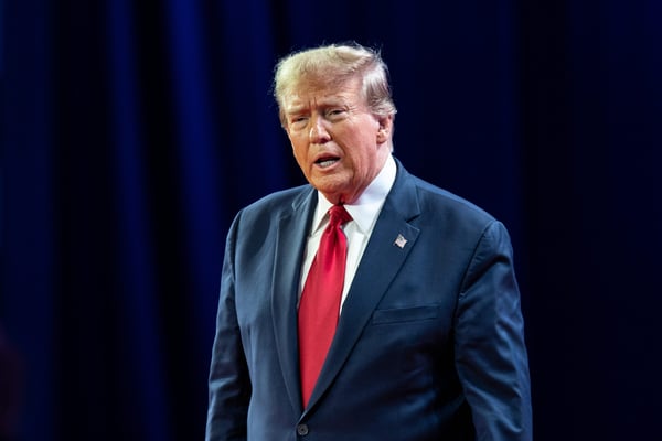 Trump acude a votar junto a su esposa Melania y confía en ganar (VIDEO)