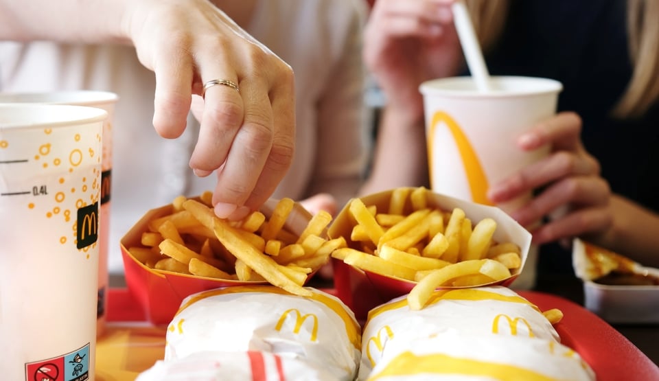 ¡Se enfermaron en McDonald’s! Va un muerto y casi 50 hospitalizados por peligroso brote