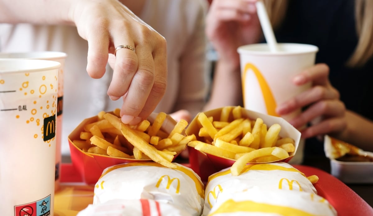 ¡Se enfermaron en McDonald’s! Va un muerto y casi 50 hospitalizados por peligroso brote