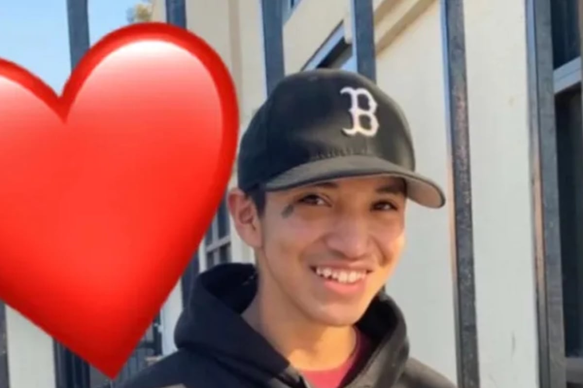 Buscan al sospechoso de asesinar a Steven García Las autoridades de Santa Ana continúan la búsqueda de un sospechoso tras un tiroteo que dejó a dos personas heridas, una de ellas fallecida. El incidente ocurrió el pasado 23 de septiembre en la cuadra 400 de West Camile Street, alrededor de las 3:31 p.m. Las víctimas fueron identificadas como Steven García Guevara, de 20 años, y un adolescente de 15 años. Ambos fueron trasladados al hospital, donde, a pesar de los esfuerzos médicos, García falleció debido a las heridas por arma de fuego, mientras que el menor se encuentra en condición estable y se espera que sobreviva. La policía sigue investigando las circunstancias que rodearon el tiroteo y está en busca de testigos que puedan proporcionar más información sobre el homicidio. Las personas con información pueden comunicarse con los detectives de la Sección de Homicidios del Departamento de Policía de Santa Ana al 714-245-8390, o enviar pistas anónimas a OC Crime Stoppers llamando al 1-855-847-6227 o en línea en occrimestoppers.org. Este trágico suceso ha conmocionado a la comunidad, que ahora se une para apoyar a la familia de Steven en estos momentos difíciles.