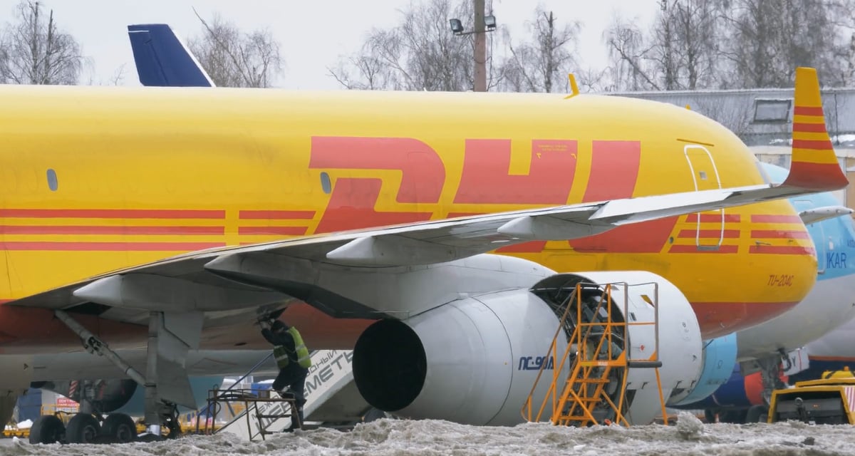 Avión de carga de DHL se estrella contra un edificio residencial en Lituania
