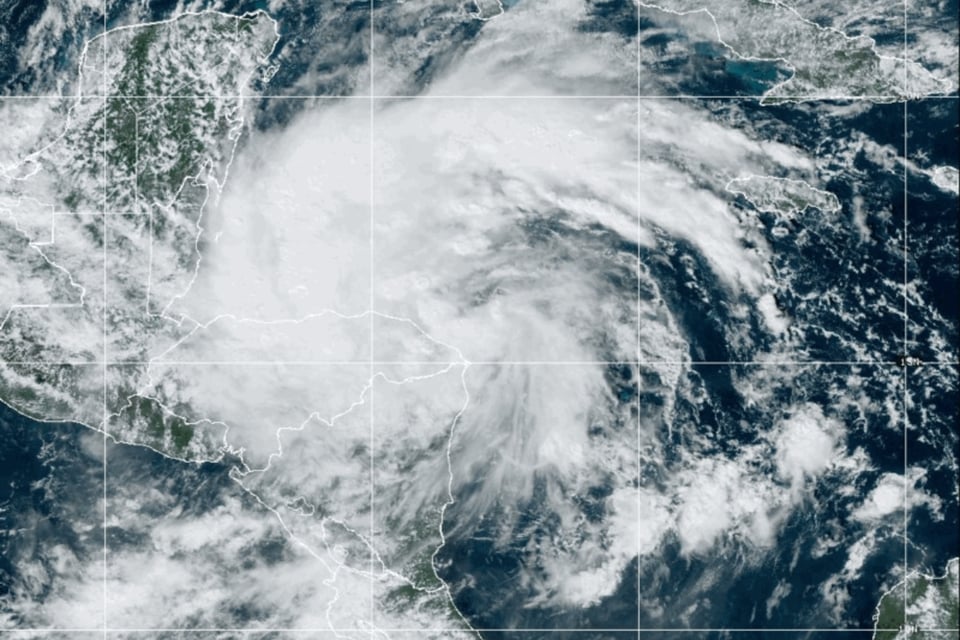 Tormenta tropical Sara toca tierra en Honduras