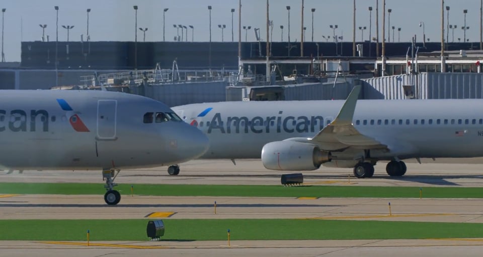 Avión que iba a Nueva York debió debió regresar de emergencia  por ruidos