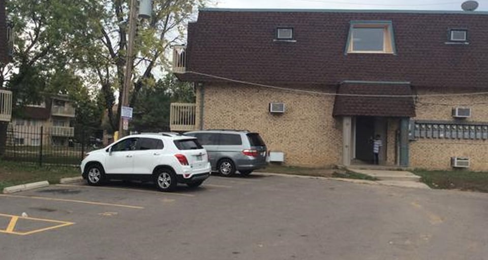 Desalojan a 50 familias de migrantes venezolanos y colombianos de edificio en Colorado