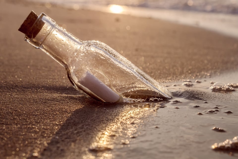 Mensaje en una botella llega a una playa tras 16 años en el mar