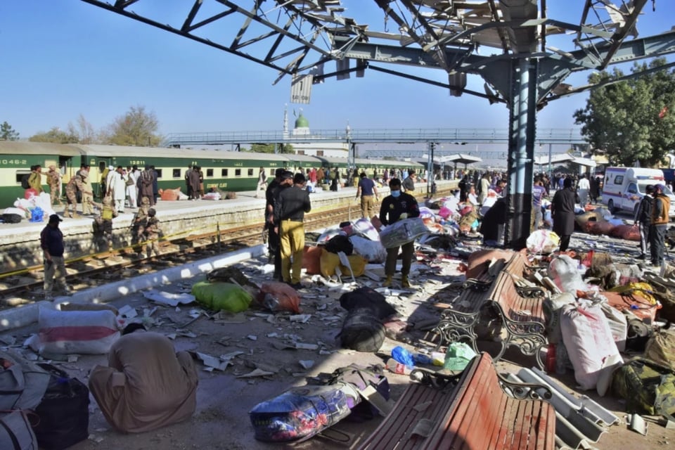Ataque suicida en estación de tren deja 26 muertos