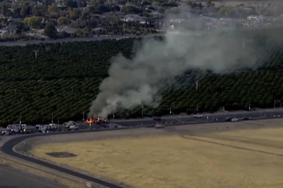 Avioneta se estrella contra vehículo después de despegar en Arizona