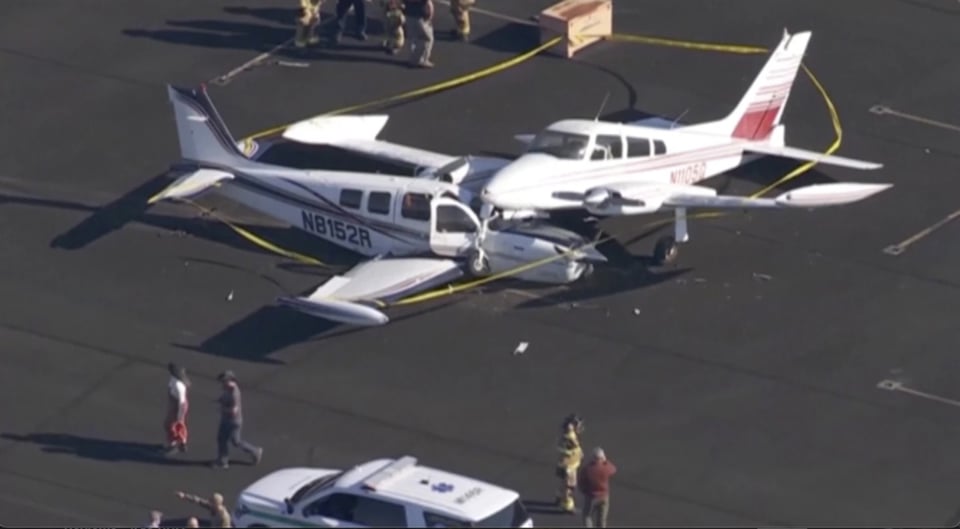 Dos aviones se impactan en plena pista y confirman saldo
