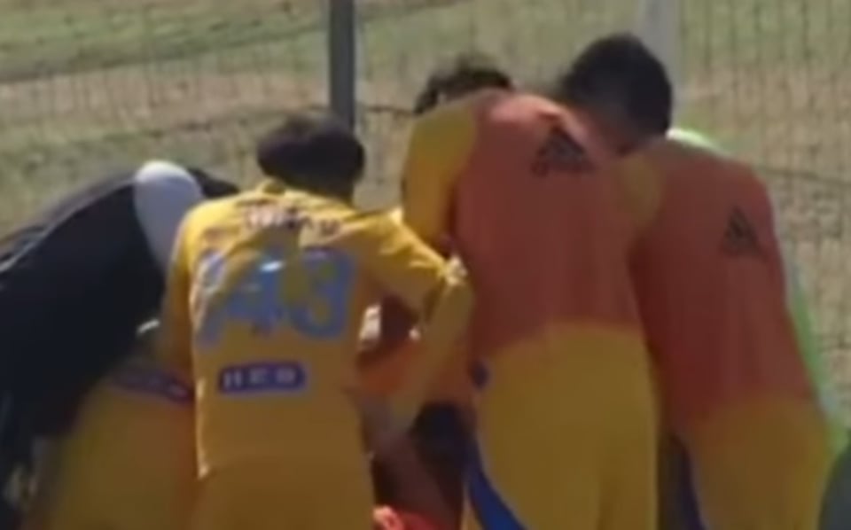 Futbolista se entera de la muerte de su padre en pleno partido featured image
