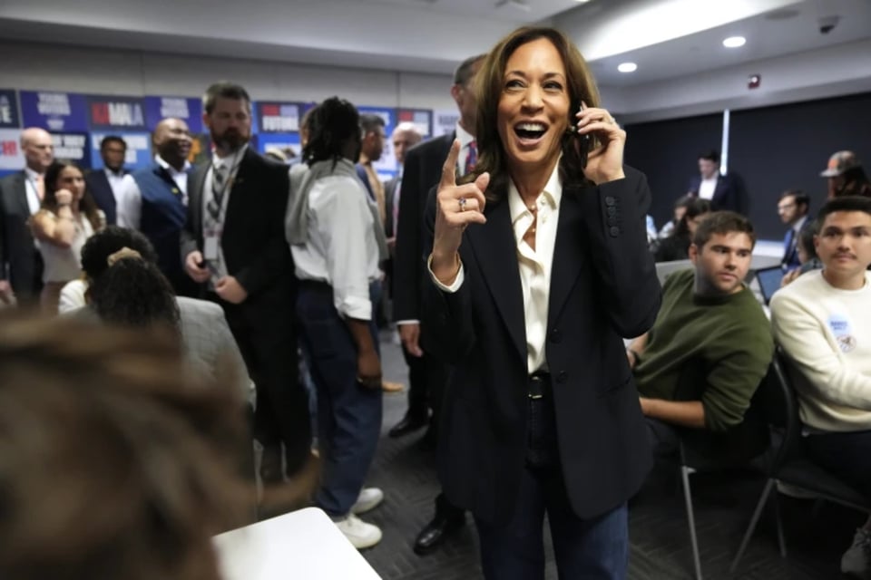 Kamala Harris sorprende a demócratas al aparecer en sede para llamar por teléfono a votantes