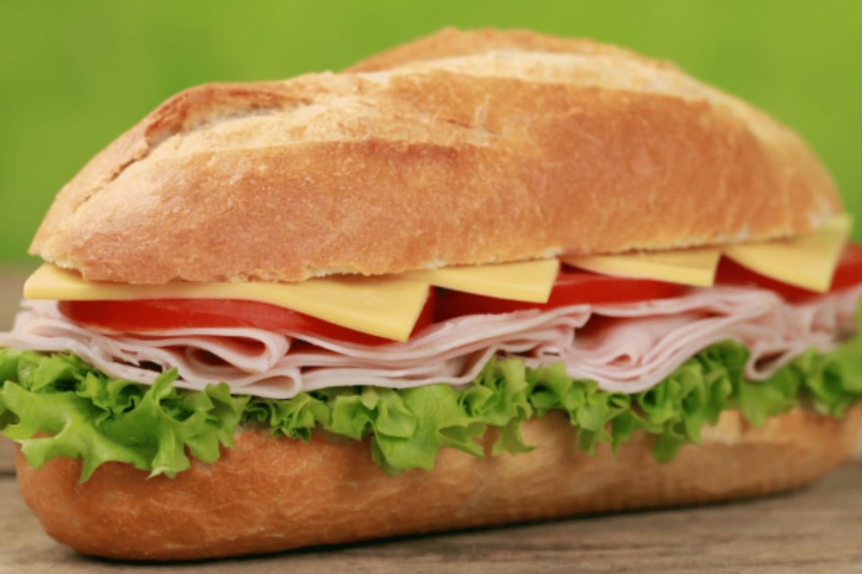 Anuncian recall en sándwich de pavo por peligrosa bacteria