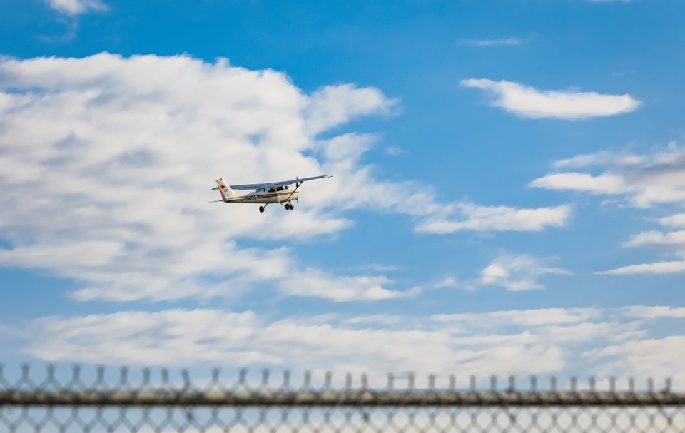 Avioneta se estrella cerca del aeropuerto de Los Ángeles