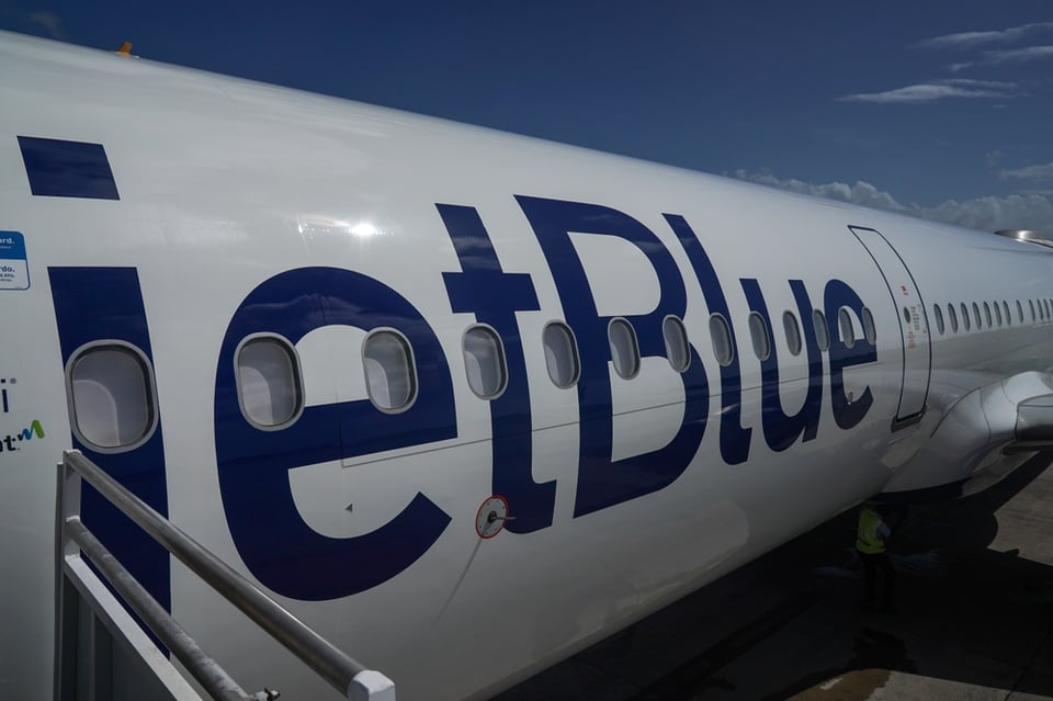 Avión de JetBlue es atacado a tiros durante despegue a tan solo horas de otro ataque a Spirit Airlines