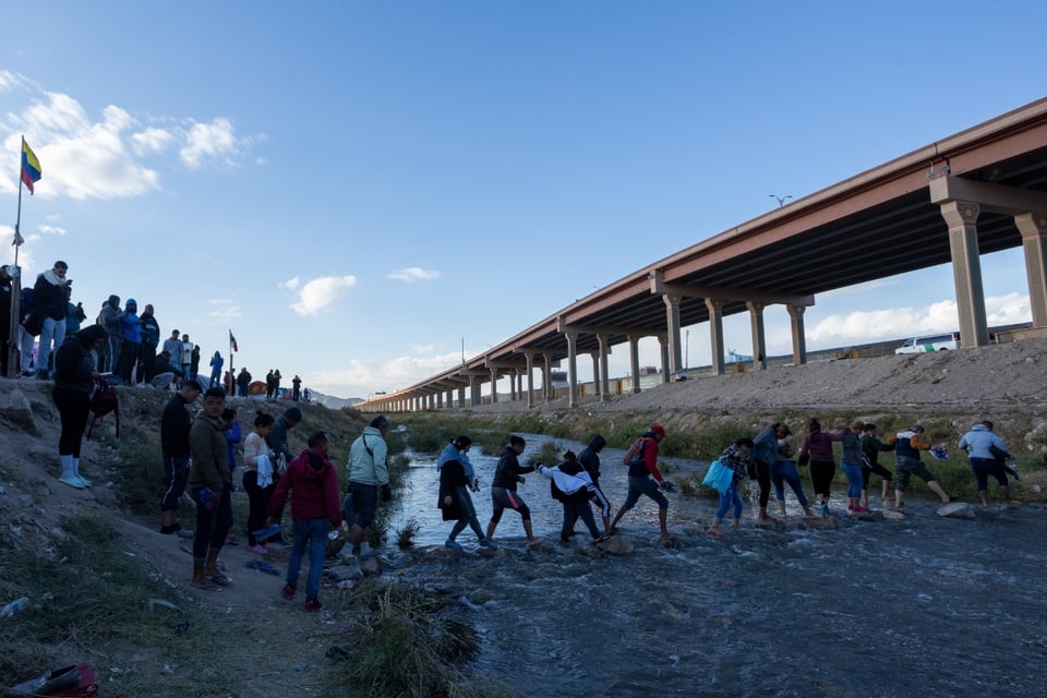 Migrantes en la frontera de México enfrentan incertidumbre ante posible eliminación de CBP One