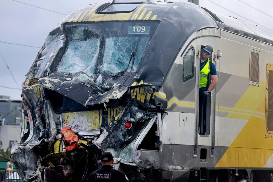 Tren choca con camión de bomberos en Florida dejando al menos 15 heridos