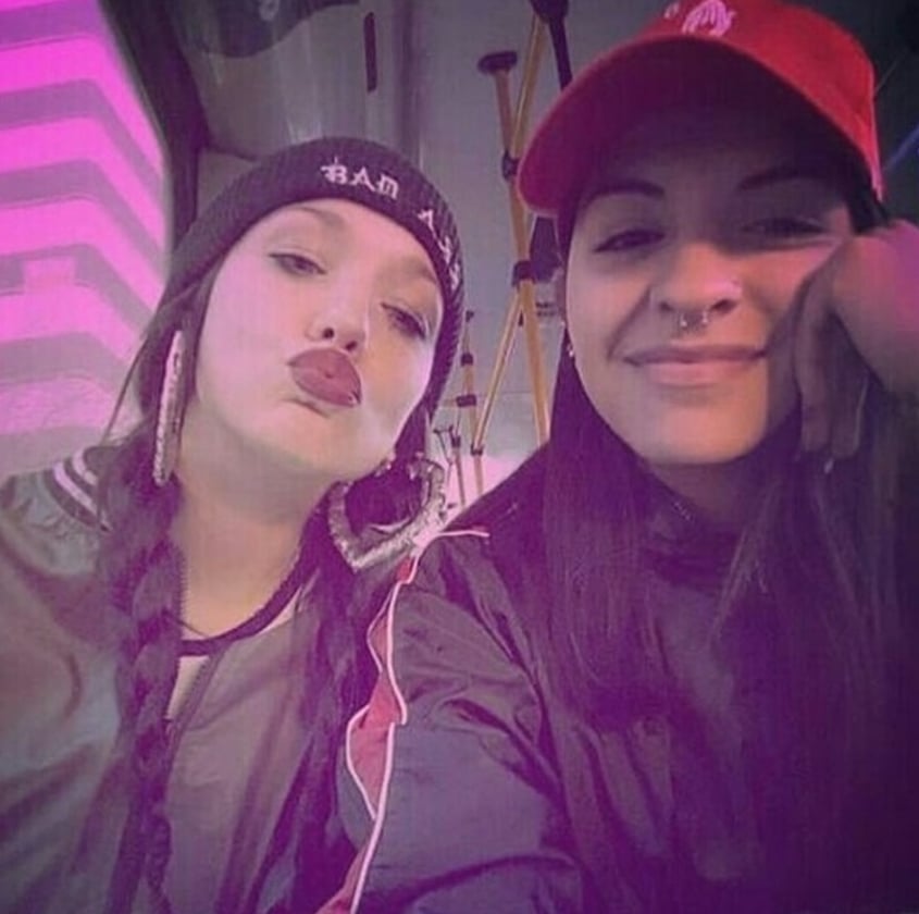 la, joaqui, cazzu, amigas, defiende
