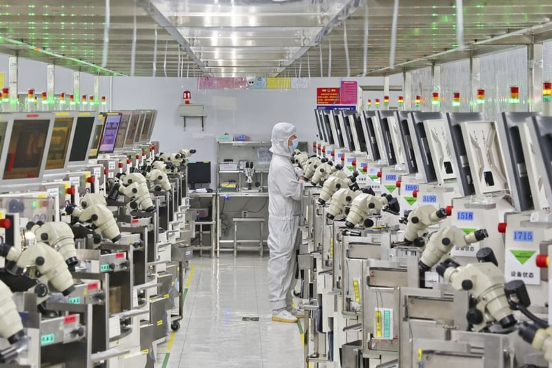 China restricciones exportación, galio y germanio, antimonio materiales críticos, tensiones comerciales EE. UU., semiconductores China, MundoNOW
