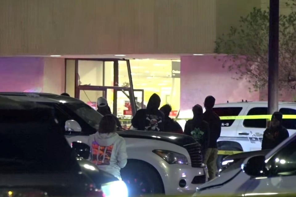 Hombre se estrella en JCPenney de mall en Texas y es abatido por la policía (FOTOS)