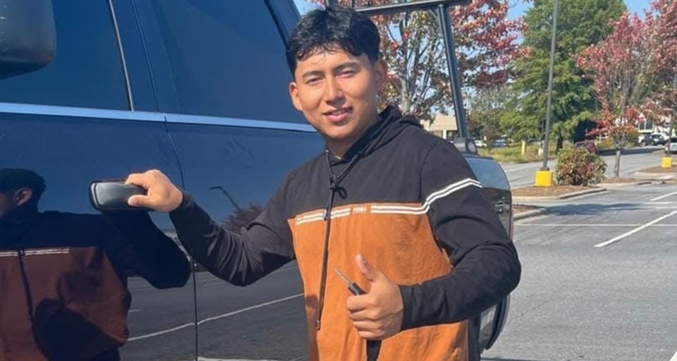 Joven hispano lucha por su vida tras devastador accidente automovilístico