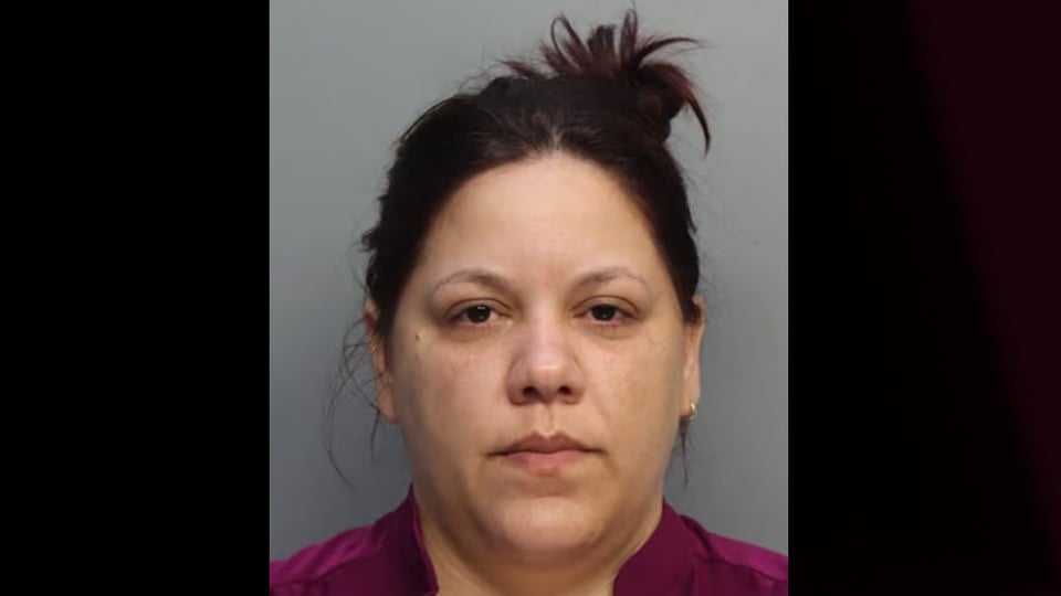 Mujer de Miami arrestada por negligencia infantil tras hallazgo de su hija en jardín ajeno