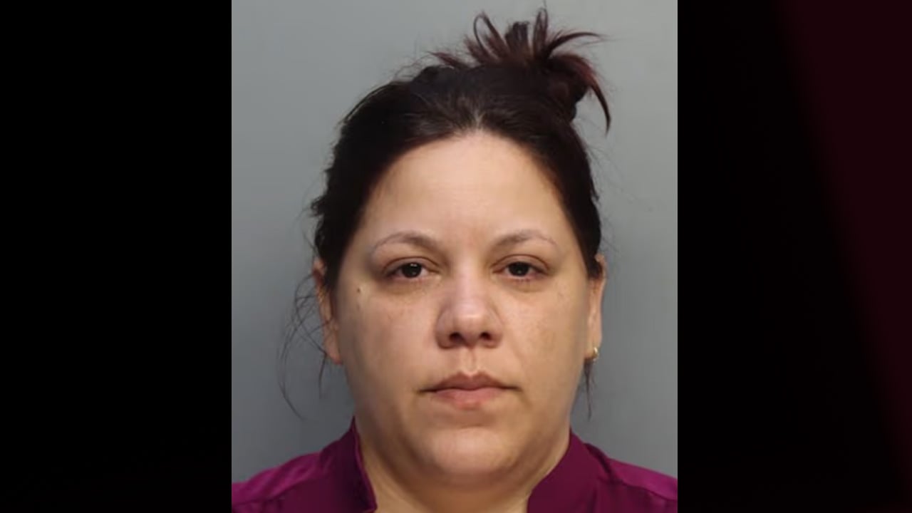 Mujer de Miami arrestada por negligencia infantil tras hallazgo de su hija en jardín ajeno